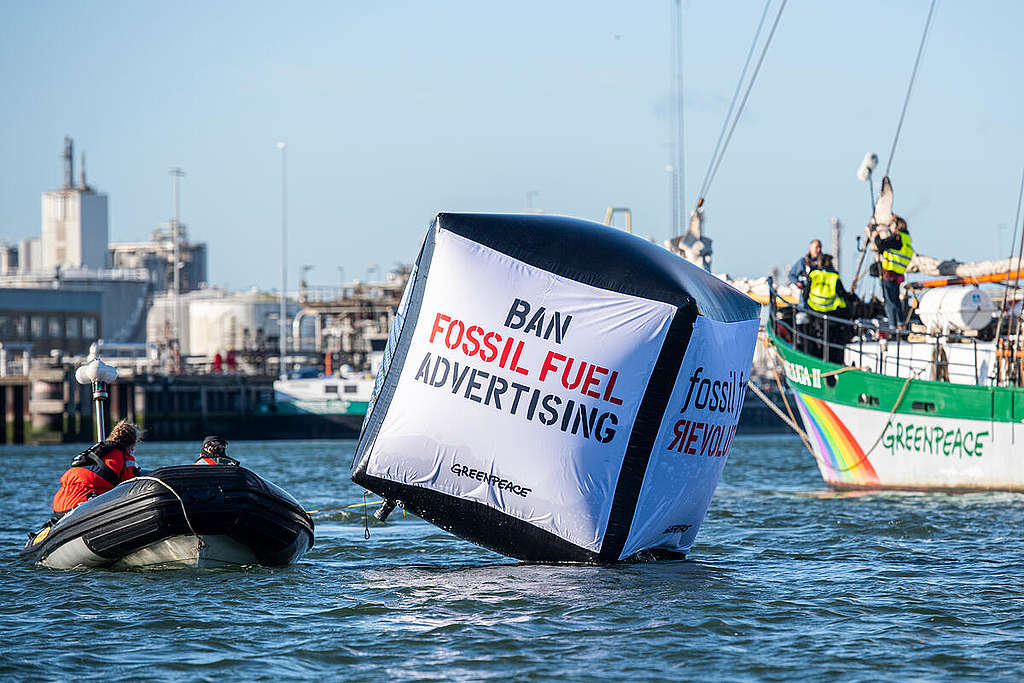 Blockade of Shell's Harbour in Rotterdam. © Marten van Dijl / Greenpeace
