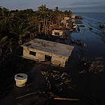 For approximately 5 years, the community of El Bosque, in Tabasco, has been experiencing first hand the consequences of climate change. Their home is being engulfed by the ocean and floods caused by heavy rains.
More than 30 families have been displaced and another 20 are in immediate danger, while the entire community is in danger of disappearing.
Like El Bosque, we will see more frequently the appearance of climate displaced people. In this small community in Tabasco, people ask to be relocated so that they do not lose their livelihood based on fishing.
The Mexican government has a responsibility to respond to this and to commit to ambitious public policies from its NDCs (nationally determined contributions) and other tools.
Desde hace 5 años aproximadamente, la comunidad de El Bosque, en Tabasco, está viviendo en carne propia las consecuencias del cambio climático. Su hogar está siendo engullido por el océano, tras nortes e inundaciones derivadas de esas lluvias que simplemente ya no se llevaron el agua. 
Más de 30 familias se han visto desplazadas y otras 20 corren peligro de forma inmediata, en tanto toda la comunidad está en peligro de desaparecer. 
Como El Bosque, veremos con mayor frecuencia la aparición de personas desplazadas climáticas. En esta pequeña comunidad de Tabasco la gente pide ser reubicada de forma tal que no pierdan su forma de mantenerse a través de la pesca. 
El gobierno mexicano tiene la responsabilidad de responder ante esto y de comprometerse con políticas públicas ambiciosas desde sus NDCs (contribuciones nacionalmente determinadas) y otras herramientas.