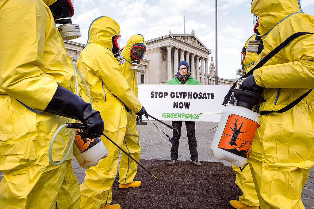 Action in Vienna for National Ban of Glyphosate. © Mitja  Kobal / Greenpeace