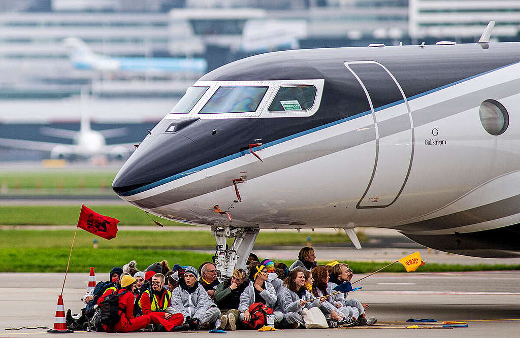 Schiphol Airport Protest in Amsterdam. © Marten van Dijl / Greenpeace Schiphol Airport Protest in Amsterdam. © Marten van Dijl / Greenpeace