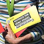 In the supermarkets of 25 cities, Greenpeace France volunteers have stuck stickers on the shelves to call out to customers, placed postcards in the shelves to send to the President of the Republic to ask him to guarantee the French the right to eat without GMOs, and deployed banners in the aisles of the stores, with the inscription "New GMOs, not in our plates!
