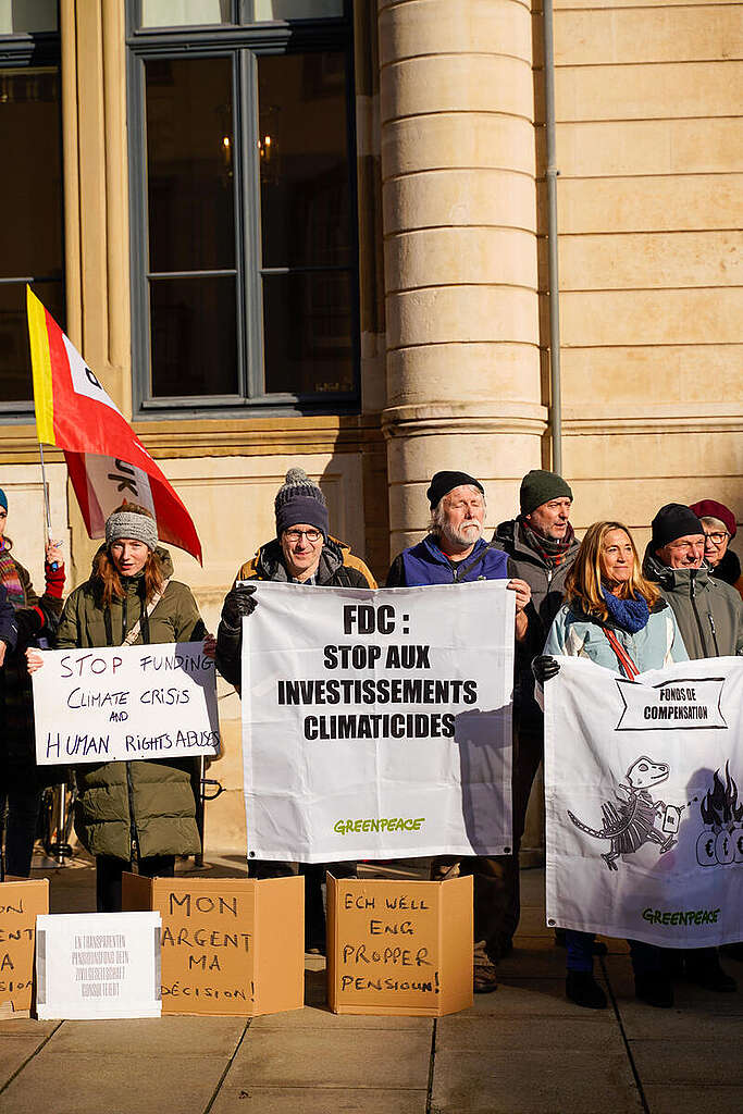 Protest outside the Chamber of Deputies in Luxembourg. © Frederic Meys / Greenpeace