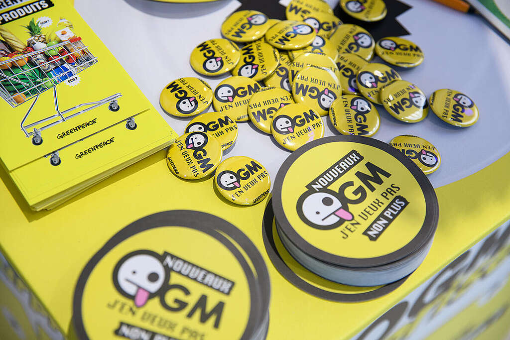 Action Calls for Mandatory Labeling of All GMOs in Supermarkets in France. © Karoll Petit / Greenpeace