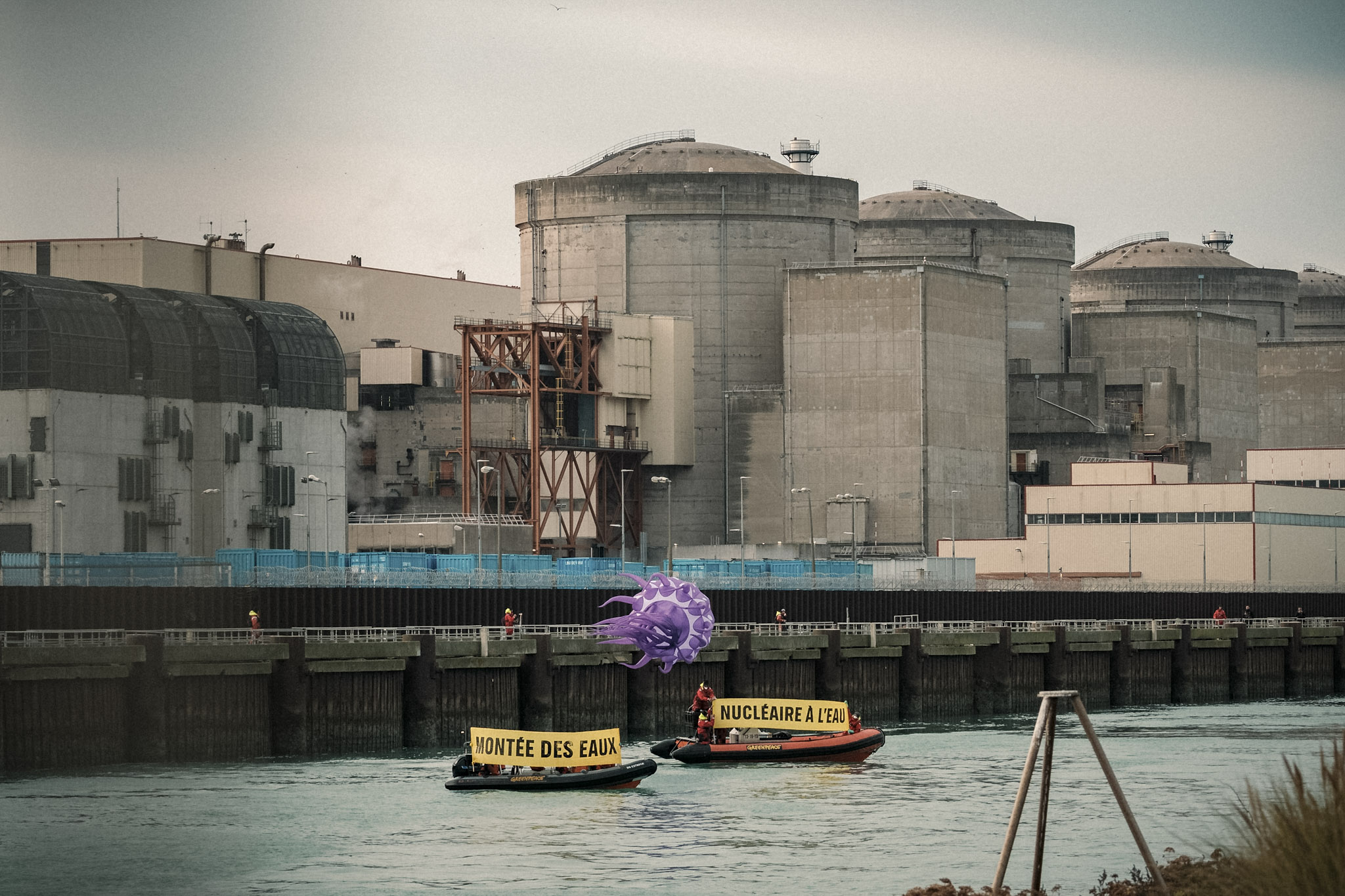 Greenpeace d&eacute;nonce le risque d&rsquo;inondation &agrave; la centrale nucl&eacute;aire de Gravelines (France)