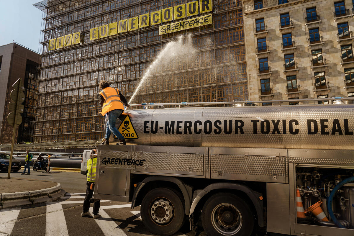 Stop EU-Mercosur Trade - Action in Brussels. © Eric De Mildt / Greenpeace Stop EU-Mercosur Trade - Action in Brussels. © Eric De Mildt / Greenpeace