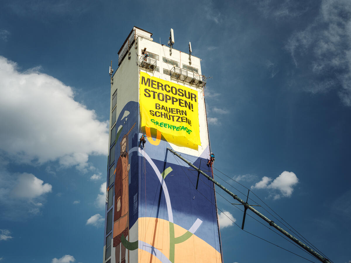 Mercosur - Silos Banner Action in Vienna. © Mitja Kobal / Greenpeace Mercosur - Silos Banner Action in Vienna. © Mitja Kobal / Greenpeace