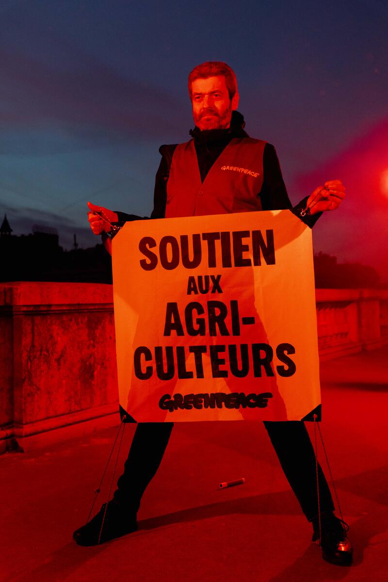 Support Action for Farmers in Paris. © Robin Jehl / Greenpeace Support Action for Farmers in Paris. © Robin Jehl / Greenpeace
