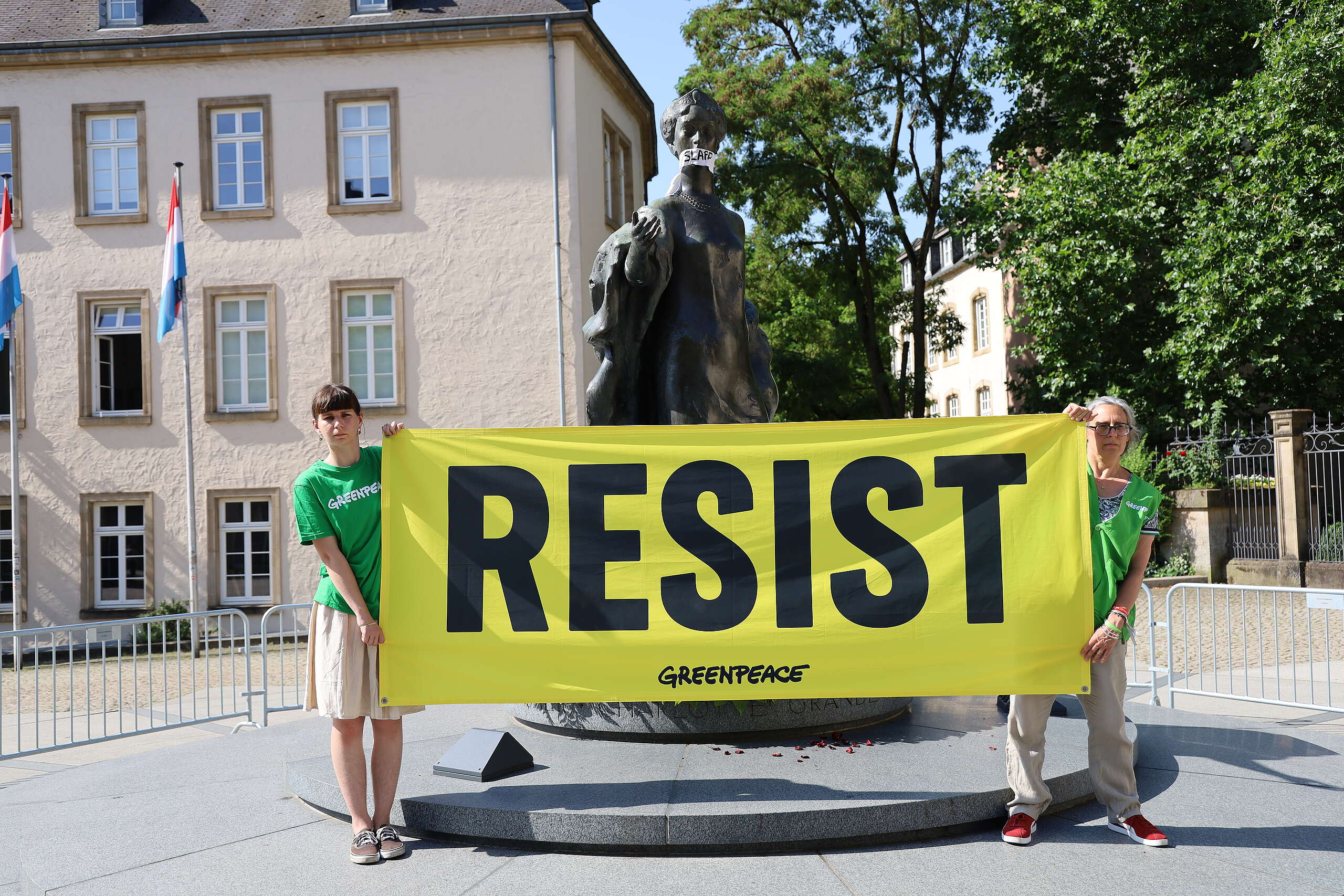 Großherzogin Charlotte geknebelt: Greenpeace protestiert gegen Einschüchterungsklagen