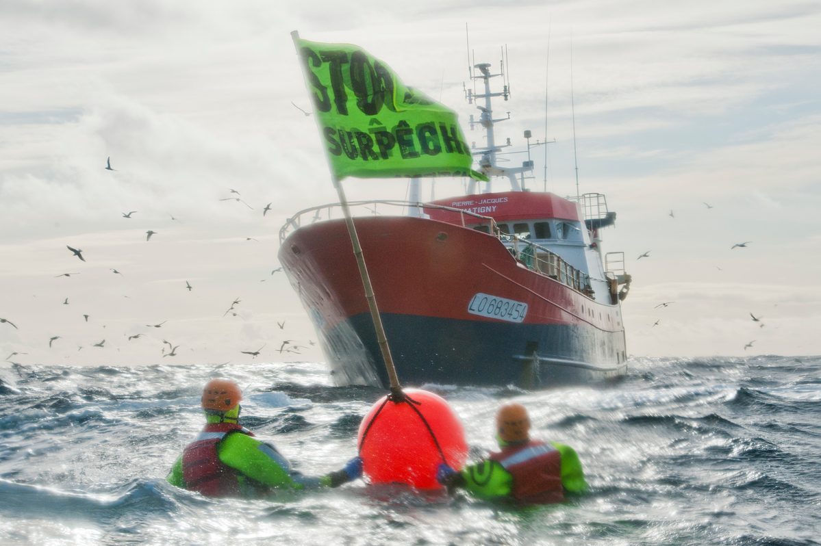 Confronting French Trawler in North Atlantic. © Pierre Gleizes / Greenpeace
