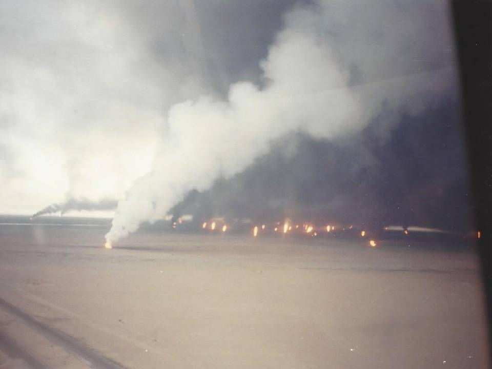 1991: Incendies de puits de pétrole, au sud de la ville de Koweït. Photo prise depuis l'intérieur d'un UH-60 Blackhawk