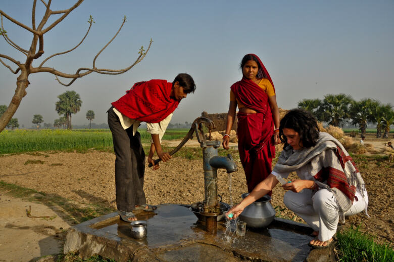 Reyes Tirado, de l’unité scientifique de Greenpeace, prélève des échantillons d’eau dans un village de l’État du Bihar, en Inde, pour tester la concentration en nitrates. Mars 2012, © Swapan Nayak / Greenpeace