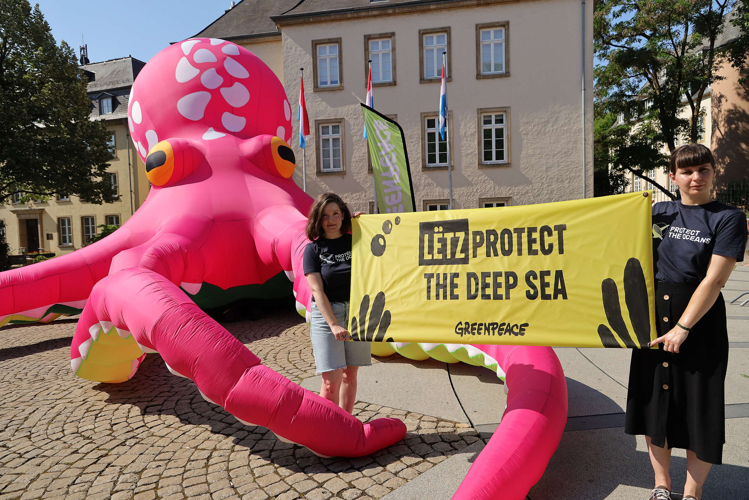 Ein riesiger Oktopus in Luxemburg-Stadt, um die Dringlichkeit des Meeresschutzes zu verdeutlichen