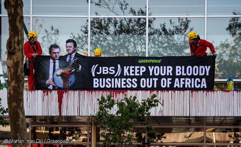 Activists Disrupt JBS Shareholders’ Meeting in Amsterdam
Actievoerders verstoren aandeelhoudersvergadering JBS Greenpeace porte plainte contre JBS : Keep your bloody business out of Africa.