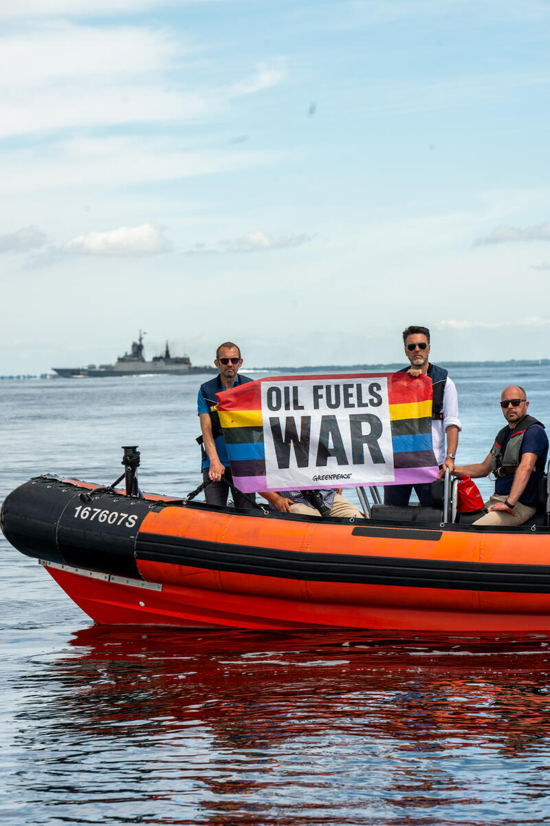 Fact-Finding Mission on Russia's Shadow Fleet in the Baltic Sea Greenpeace activists travel with members of the German Bundestag and representatives of the Danish and European Parliaments to the route of the Russian “shadow fleet” in the Baltic Sea between Fehmarn and Denmark. Once there, the politicians plan to assess the current situation and head out to meet the tanker “Kira K.” The tanker is 248 meters long, 19 years old, is carrying approximately 100,000 metric tons of oil, and is en route to the Suez Canal. During the voyage, the Russian frigate Soobrasitelny approaches and prevents further civilian protests.
Since 2022, Russia has been financing its war of aggression against Ukraine—which violates international law—through its shadow fleet and the sale of fossil fuels. The tankers are outdated, underinsured, and pose a threat to the environment. The German government could stop and inspect these tankers but has so far failed to do so.
On board the Greenpeace ship: Robin Wagener (Member of the German Bundestag, The Greens), Stephan Bischoff (The Greens), Thomas Röwekamp (Member of the German Bundestag, CDU), Malte Engelmann (CDU), Pil Christensen (Member of the Danish Parliament), Jonas Sjöstedt (Member of the European Parliament).