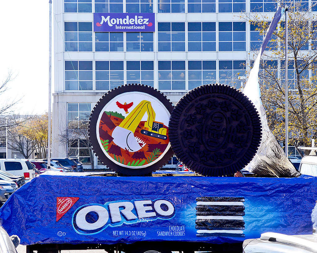 Activists Unveil New Oreo Flavor in Chicago. © Matt Marton / Greenpeace