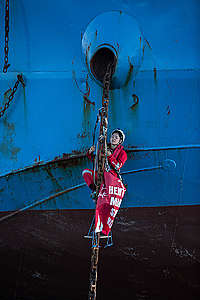 Direct Action at Wilmar Refinery in North Sulawesi. © Rendra Hernawan / Greenpeace