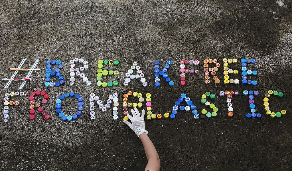 Plastics Brand Audit at Wonnapa Beach in Chonburi. © Chanklang  Kanthong / Greenpeace