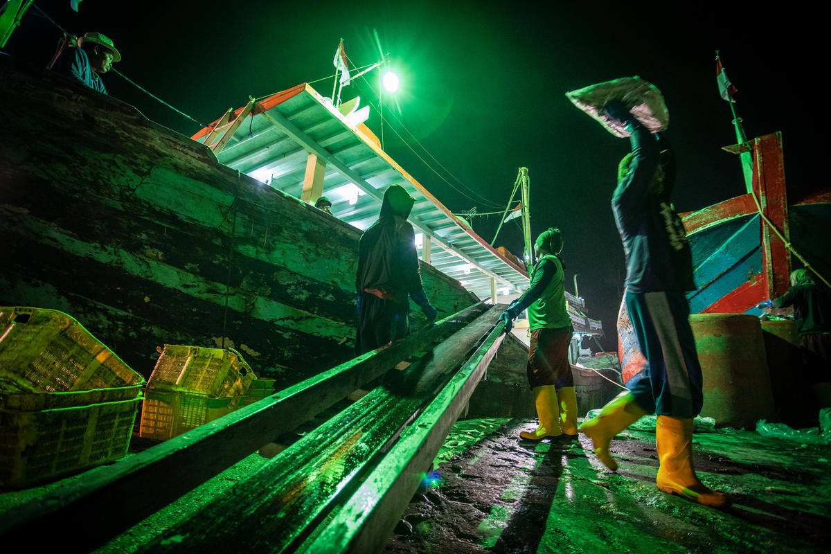 Migrant Fishermen in Indonesia. © Jurnasyanto Sukarno / Greenpeace