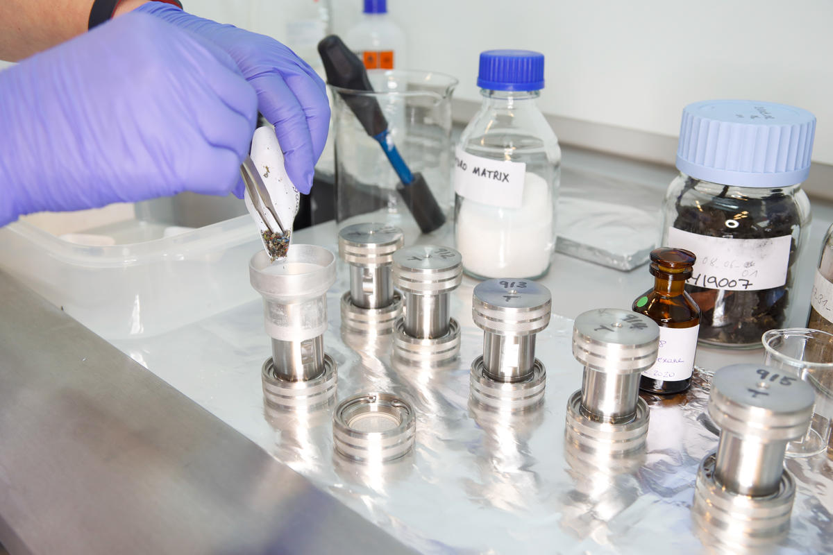 Processing of Samples from Malaysian Plastic Dumpsites at Exeter Lab in UK. © Alex Stoneman / Greenpeace