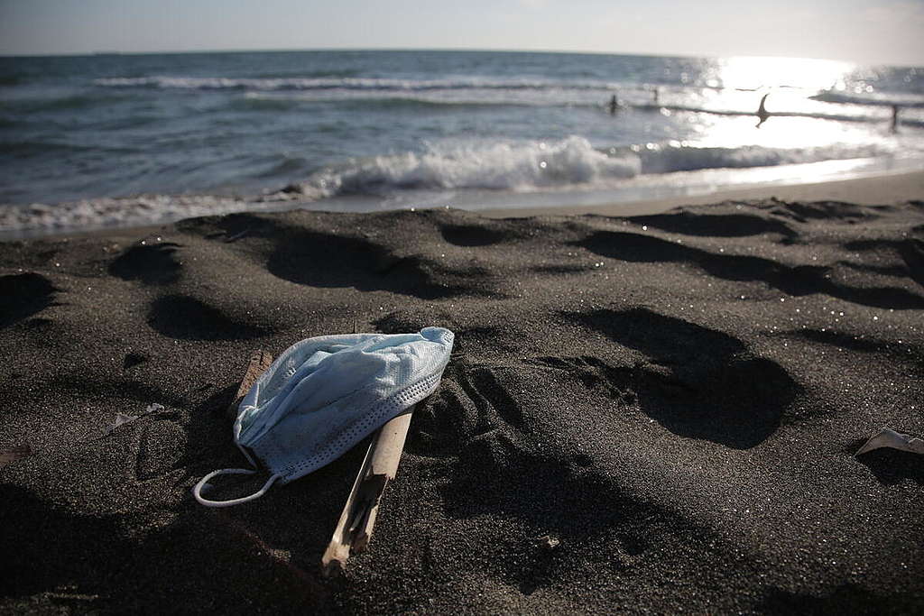 Personal Protective Equipment Pollution on the Beach in Italy. © Tommaso Galli / Greenpeace