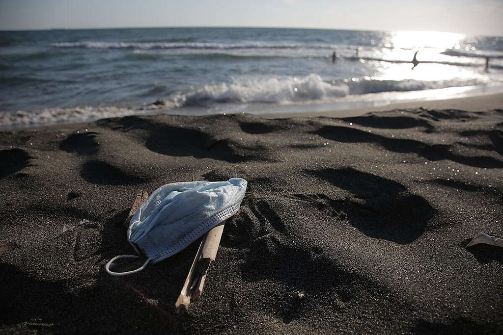 Personal Protective Equipment Pollution on the Beach in Italy. © Tommaso Galli / Greenpeace Personal Protective Equipment Pollution on the Beach in Italy. © Tommaso Galli / Greenpeace