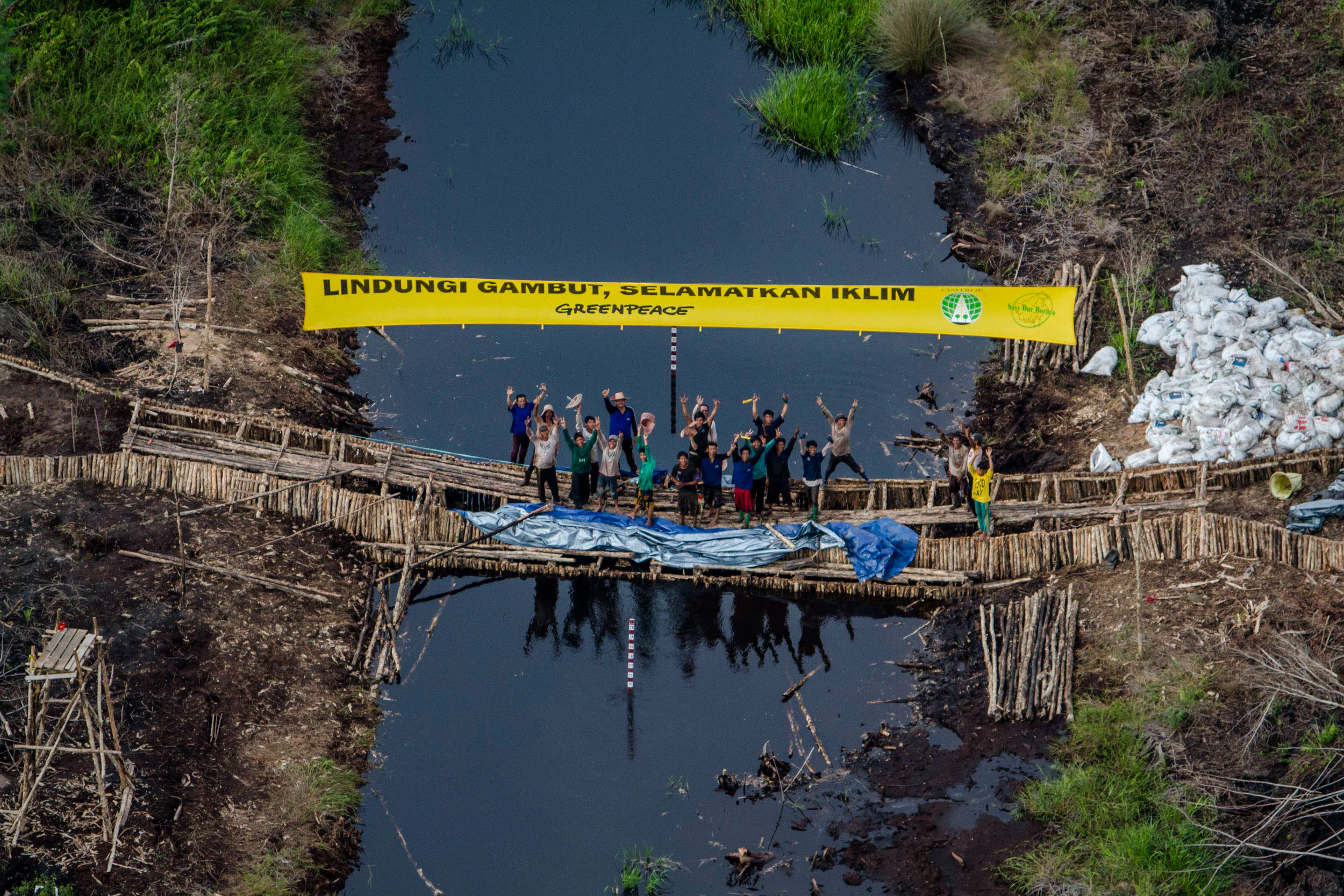 Damming Activity in Central Kalimantan. © Ulet Ifansasti / Greenpeace Damming Activity in Central Kalimantan. © Ulet Ifansasti / Greenpeace