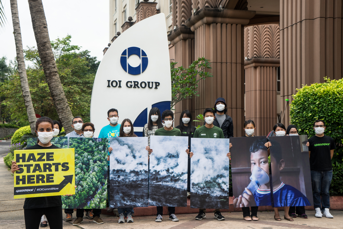 Petition Delivery to Palm Oil Giant IOI in Malaysia. © Han Choo / Greenpeace Petition Delivery to Palm Oil Giant IOI in Malaysia. © Han Choo / Greenpeace