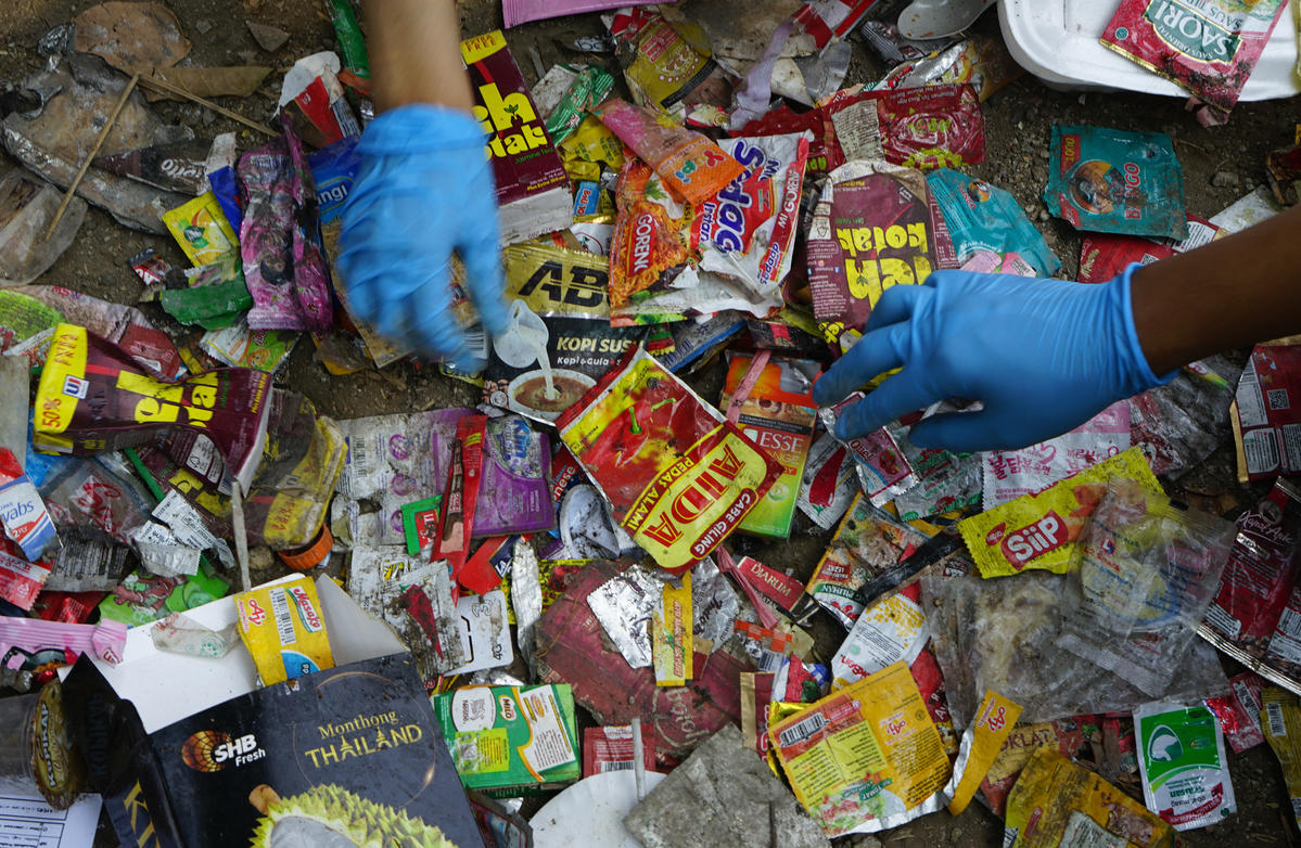 Brand Audit at Ciakpundung River, Bandung. © Djuli Pamungkas / Greenpeace