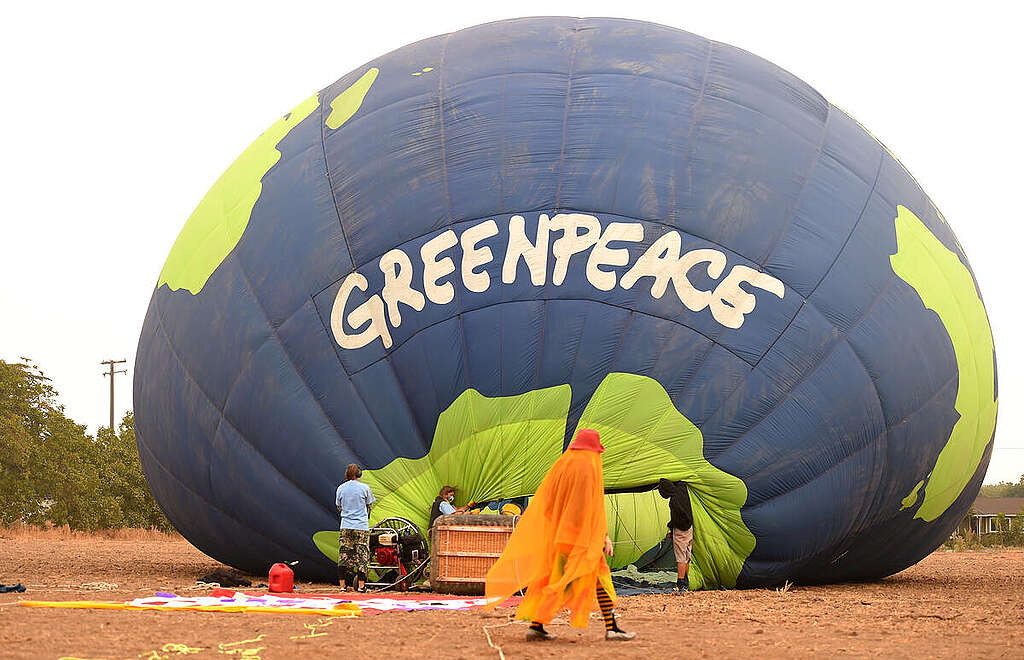 Balloon Climate Message for Governor Newsom in California. © Josh Edelson / Greenpeace