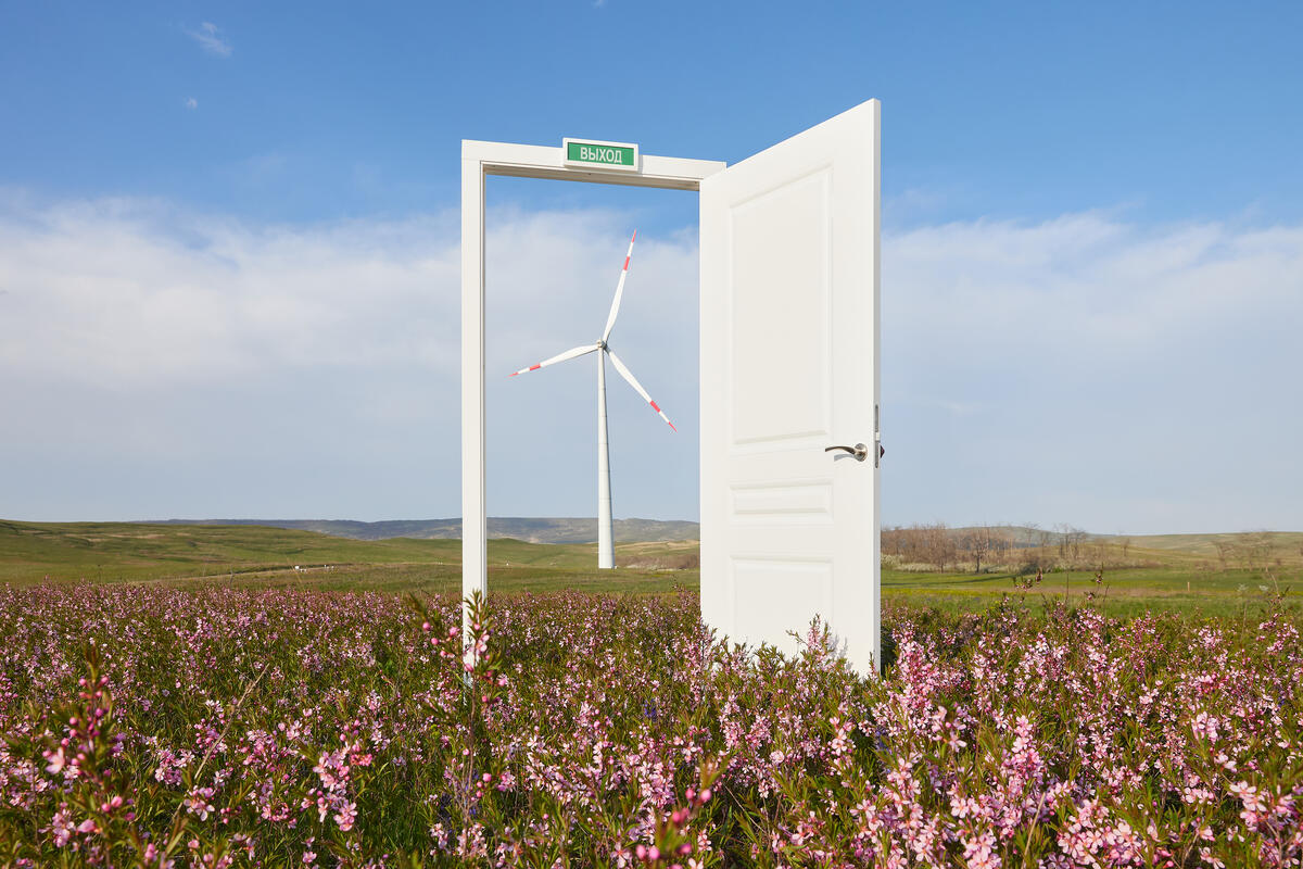 "Exit": Action at the Kochubeevskaya Wind Farm in the Stavropol Region of Russia. © Greenpeace "Exit": Action at the Kochubeevskaya Wind Farm in the Stavropol Region of Russia. © Greenpeace