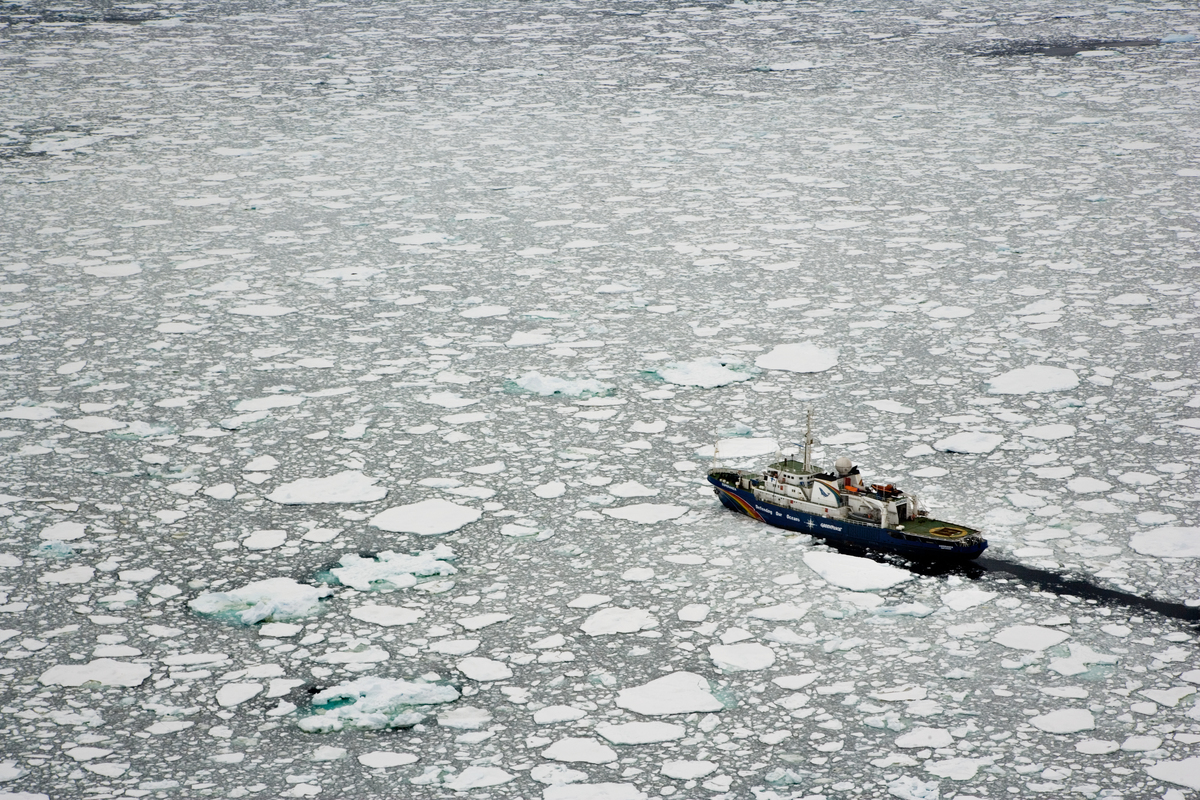 Esperanza on the Southern Ocean. © Greenpeace / Daniel Beltrá