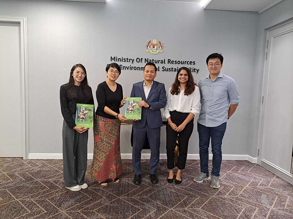 4 of our Greenpeace Malaysia campaigners passing the Plastics Vs People report to the Minister of Natural Resources and Environmental Sustainability, Nik Nazmi.