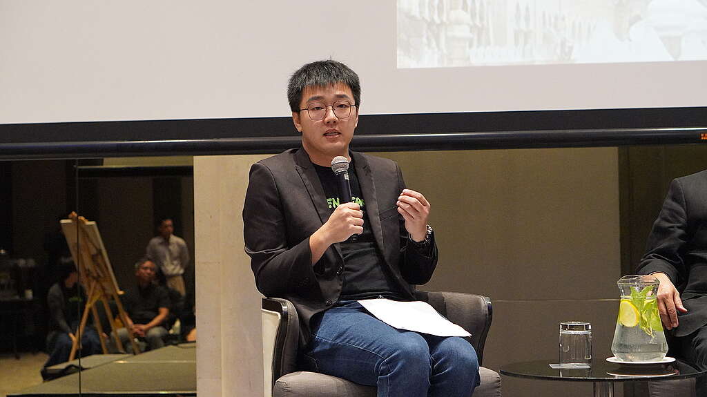 Heng Kiah Chun, Regional Campaign Strategist at Greenpeace Malaysia, moderates the SUHAKHAM report launch while seated with a microphone.