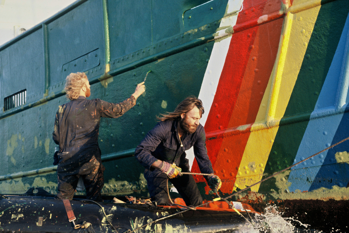 Painting the Rainbow Warrior. © Greenpeace / Pieter Lagendyk Painting the Rainbow Warrior. © Greenpeace / Pieter Lagendyk
