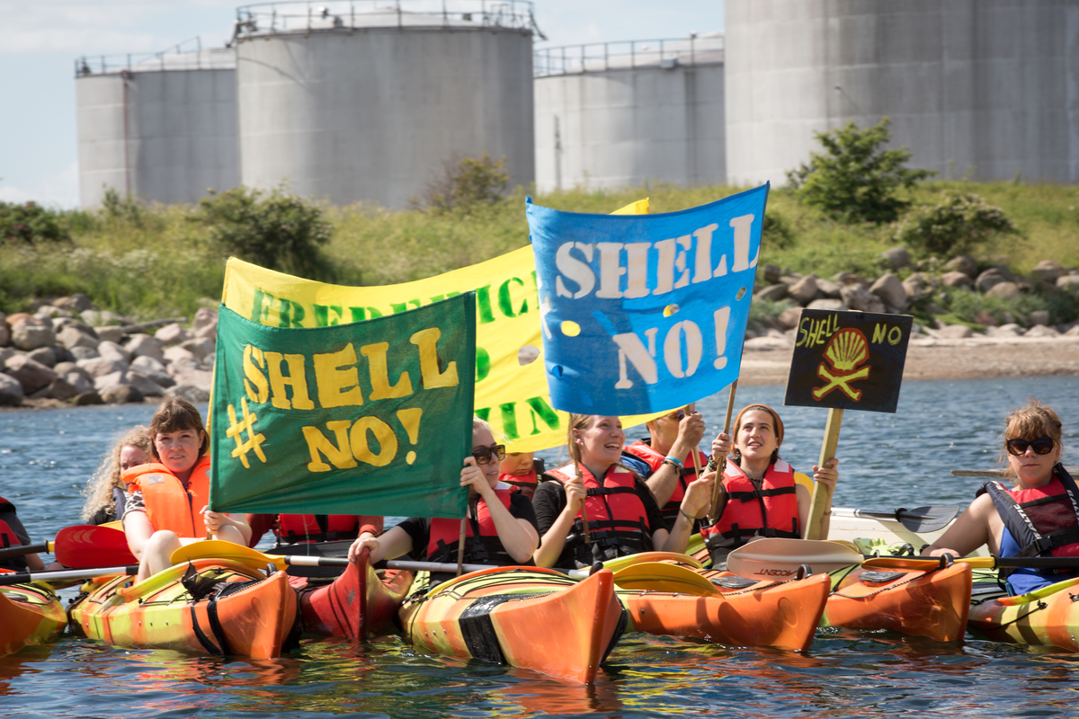 Protest against Shell at Fredericia in Denmark. © Jason White / Greenpeace Protest against Shell at Fredericia in Denmark. © Jason White / Greenpeace
