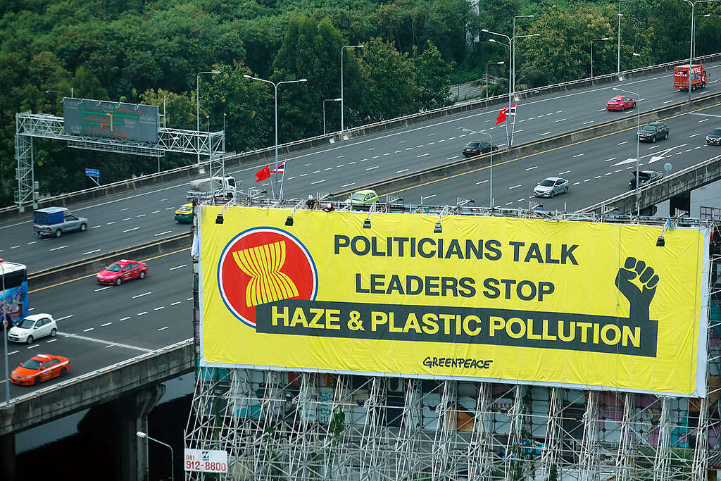 Banner Action during ASEAN Summit in Bangkok. © Baramee  Temboonkiat / Greenpeace