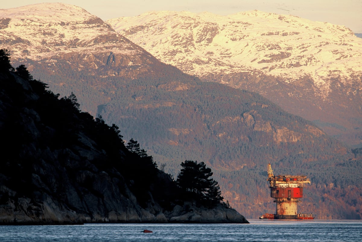 Brent Spar Oil Platform Dismantling in Norway. © Dick Gillberg / Greenpeace