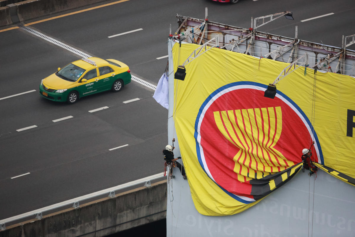 Banner Action during ASEAN Summit in Bangkok. © Baramee Temboonkiat / Greenpeace