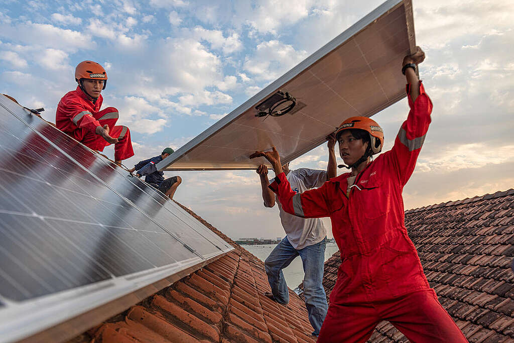 Installation of Solar Water Pump in Timbulsloko, Indonesia. © Aji Styawan / Greenpeace