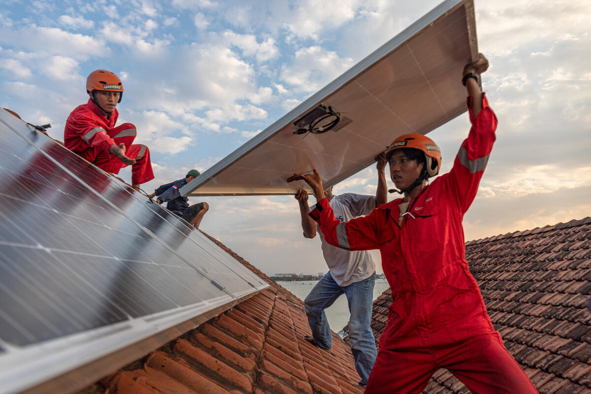 Installation of Solar Water Pump in Timbulsloko, Indonesia. © Aji Styawan / Greenpeace