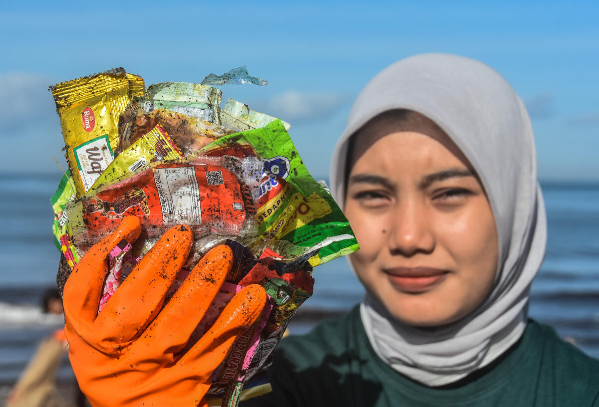 Brand Audit in Loang Baloq Beach, Lombok. © Ahmad Subaidi / Greenpeace Brand Audit in Loang Baloq Beach, Lombok. © Ahmad Subaidi / Greenpeace