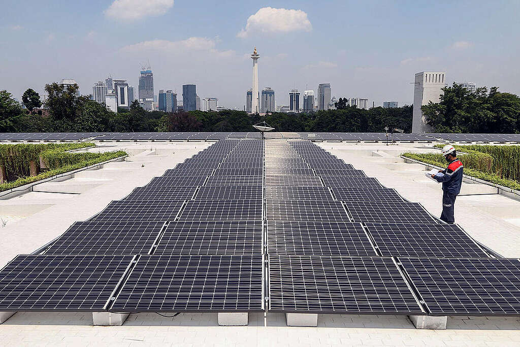 Solar Panel in Istiqlal Mosque, Jakarta. © Yorri / Greenpeace