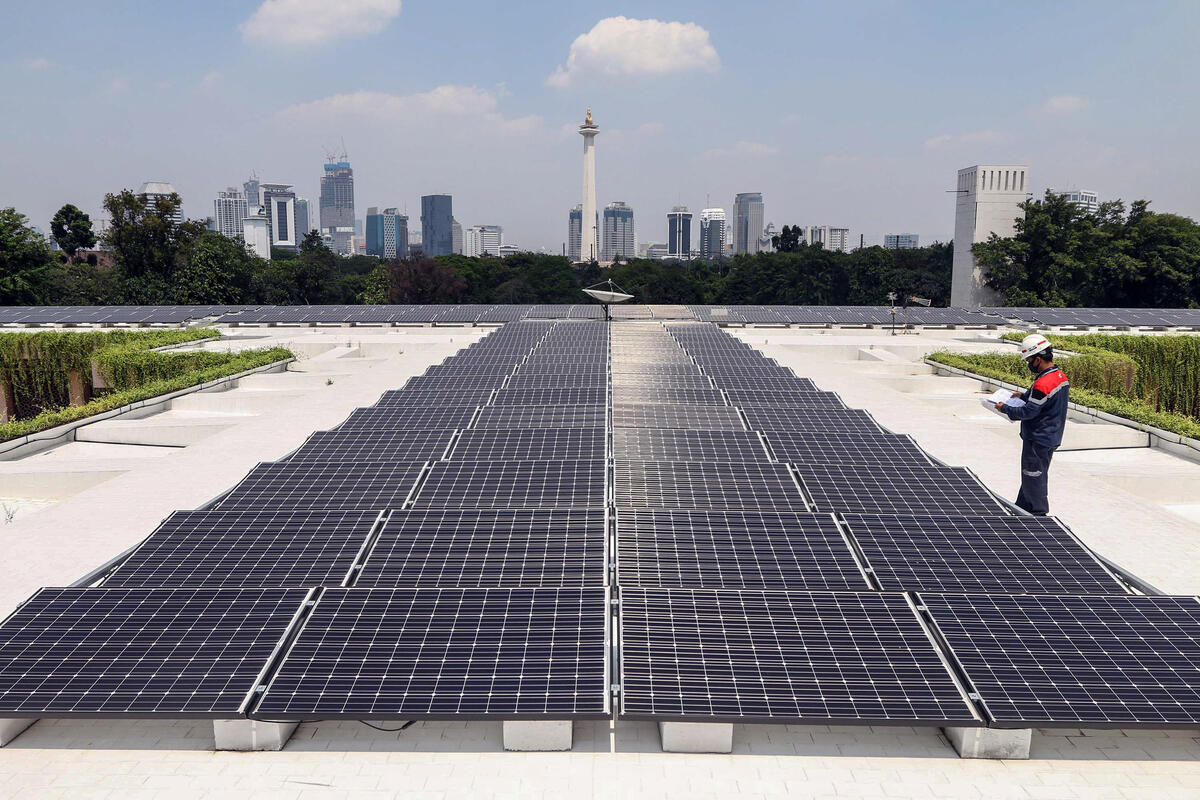 Solar Panel in Istiqlal Mosque, Jakarta. © Yorri / Greenpeace