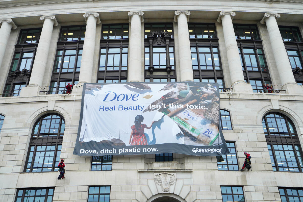 Activists Shut Down Unilever HQ in Plastic Pollution Protest in London. © Kristian Buus / Greenpeace Activists Shut Down Unilever HQ in Plastic Pollution Protest in London. © Kristian Buus / Greenpeace