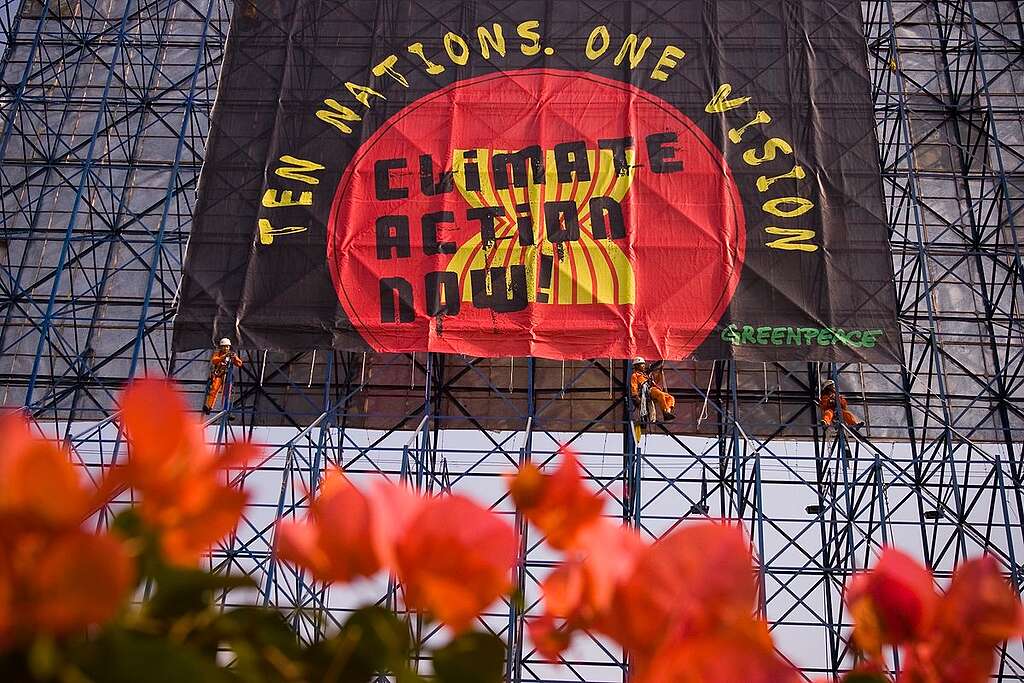 Banner Hang Action At ASEAN Summit. © Greenpeace / Vinai Dithajohn Banner Hang Action At ASEAN Summit. © Greenpeace / Vinai Dithajohn