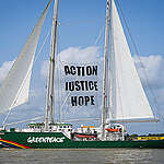 Carrying the message “Action, Justice and Hope” on its mast, Greenpeace’s iconic activist ship, the Rainbow Warrior, arrived in Belém, Pará, this Wednesday (5), to mark its presence during the United Nations Climate Conference, COP30.
At this decisive moment for the planet’s climate, the ship returns to the Amazon alongside traditional peoples and social movements to call on world leaders for ambitious climate targets, an end to global deforestation by 2030, and a just energy transition — now!
On board the Rainbow Warrior, holding signs calling for respect for the Amazon, were Indigenous leaders Dinamam Tuxá, coordinator of the Articulation of Indigenous Peoples of Brazil (APIB); Chief Megaron Txucarramãe, leader of the Kayapó people; Angela Kaxuyana, representative of the Coordination of Indigenous Organizations of the Brazilian Amazon (COIAB); and Greenpeace Brazil’s Executive Director, Carolina Pasquali.