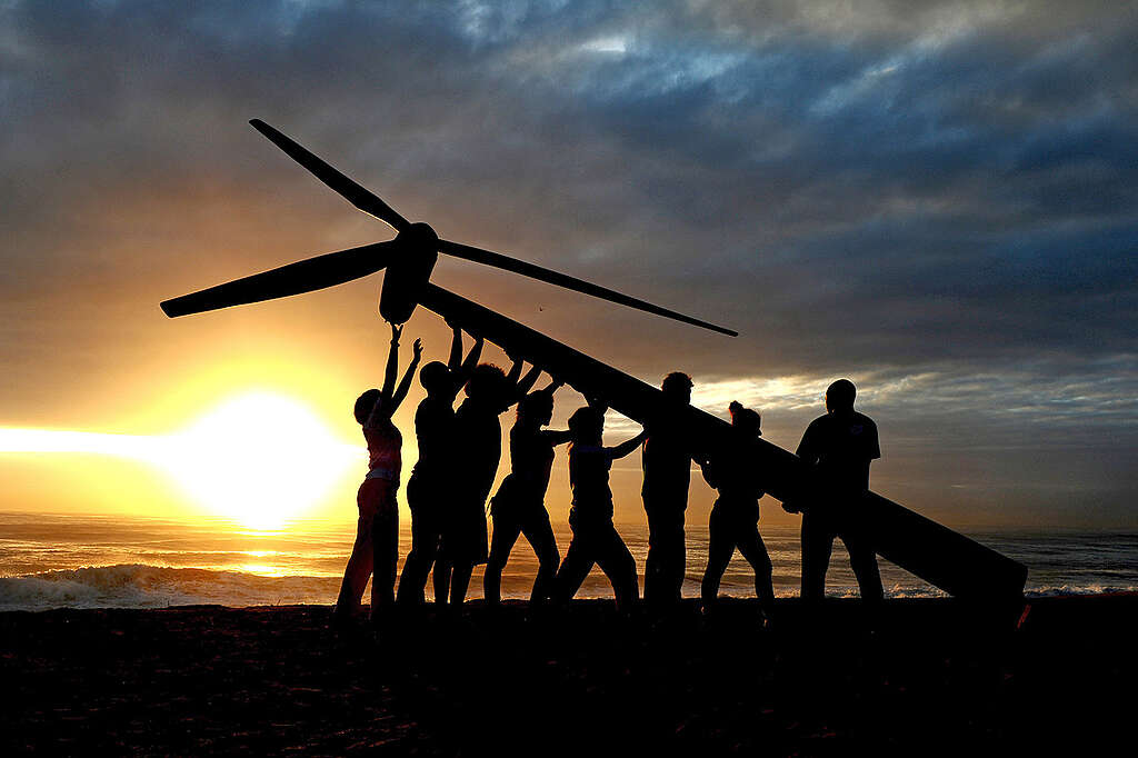 Raising a Wind Turbine in Durban. &copy; Shayne Robinson / Greenpeace