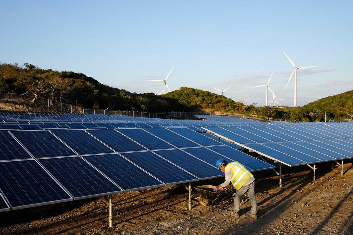 Wind Farm and Solar Power Plant In Ilocos Norte. © Veejay Villafranca / Greenpeace