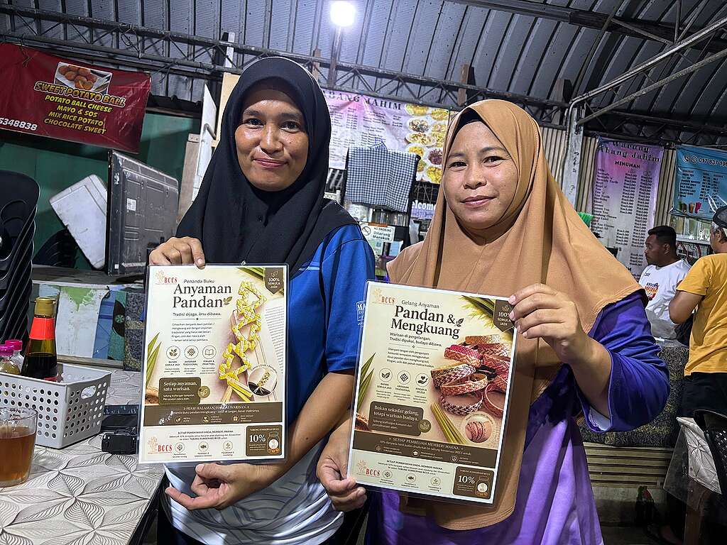 Suri and Dayang, the two local women on Banggi Island leading the sale of traditional arts and crafts for Banggi Coral Conservation Society.