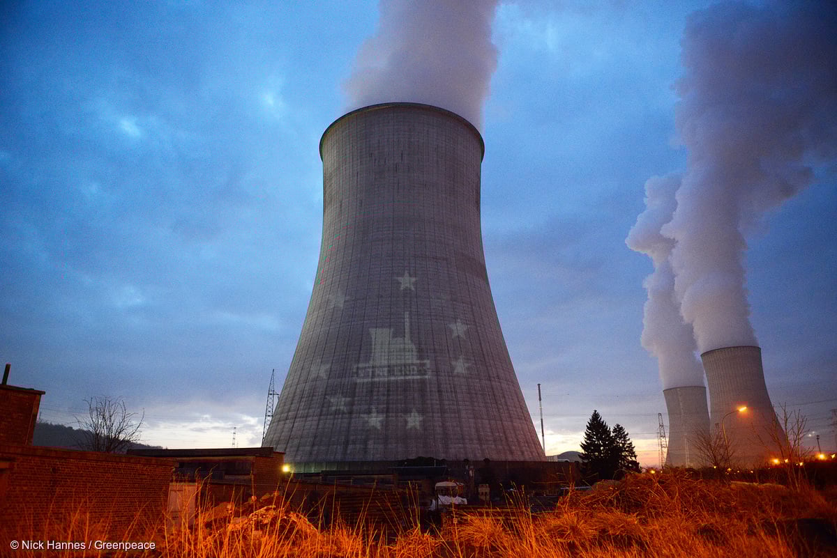 Climbers from Greenpeace Belgium project: "The End" inside the European Union symbol on the cooling tower of the Tihange power plant in Belgium. Greenpeace activists are protesting against ageing nuclear power plants in Europe. Greenpeace Aktivisten protestieren mit einer Projektion am Atomkraftwerk Tihange (Belgium) gegen ueberalterte Atomkraftwerke. Projektion: Europaeische Sterne und Slogan "The End".